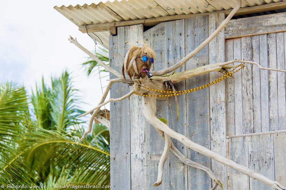Imagem de uma escultura de galho de árvore seca na Praia Corumbau.